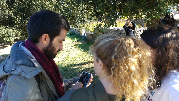 Els tallers als instituts consten d’una part teòrica a l’aula i una part pràctica al pati o l’entorn més proper. Font: Pau Guzmán