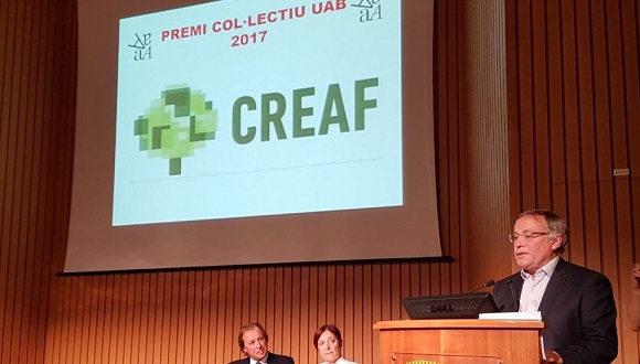 El director del CREAF, Javier Retana, agraint el Premi Col·lectiu UAB, durant la Festa Anual de l’Associació d’Amics de la UAB. Font: Universitat Autònoma de Barcelona (UAB)