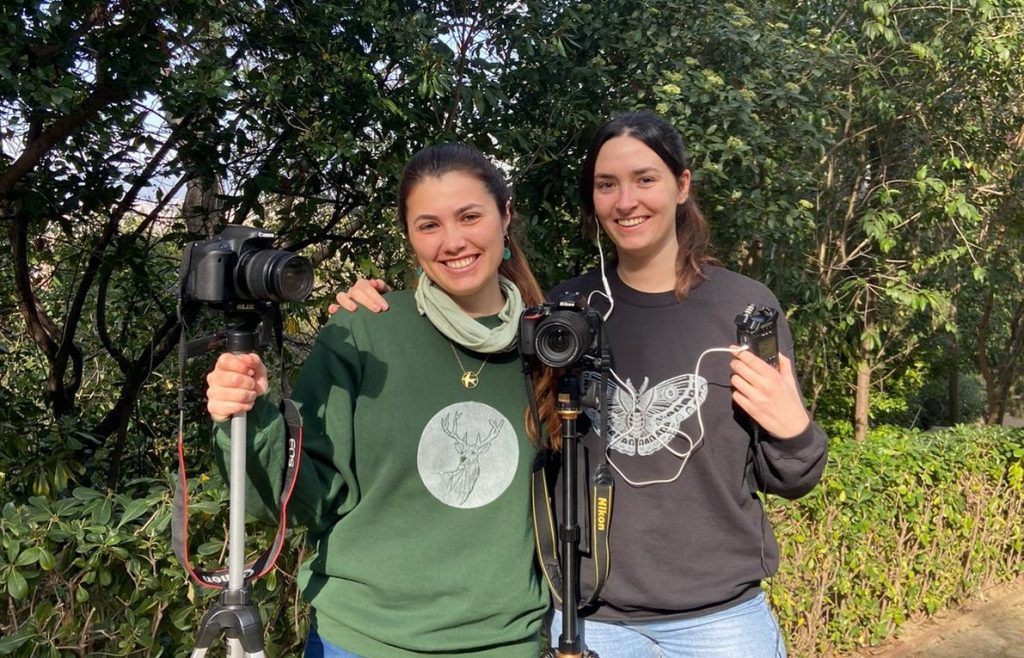 Andrea Camacho i Marta Josa són les creadores de l'Ovella Verda, un projecte transmèdia de divulgació científica en català sobre biodiversitat, medi ambient i sostenibilitat. Font: Gerard Gaya