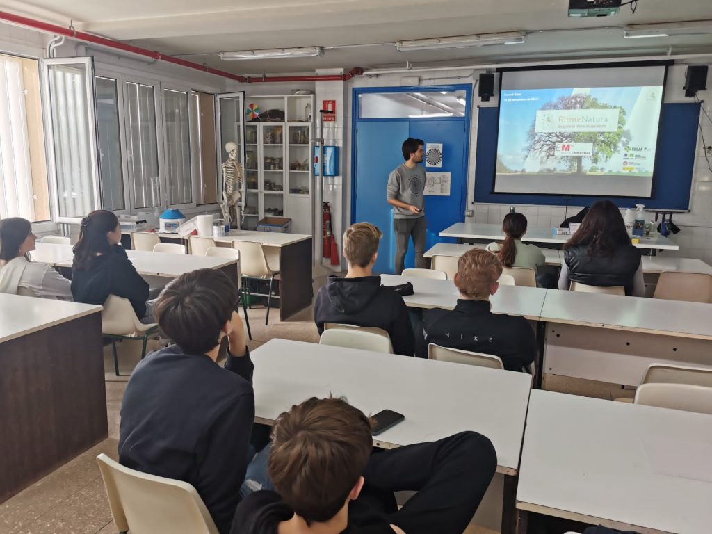 El nostre tècnic de comunicació, Gerard Gaya, presenta el taller educatiu FenoAula a l'escola Mestral de Sant Feliu de Llobregat. Font: Josep Marí