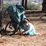 La plantada d'arbres per ampliar la biodiversitat del municipi era una activitat per a totes les edats. Font: Maria Busquets