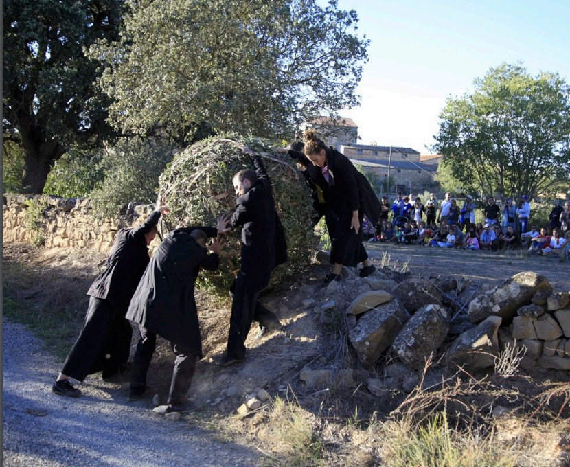 Samsa és un peça de dansa que parteix d’un fragment de la Metamorfosi de Kafka per explorar les transformacions, les transicions i els canvis en el temps. Va ser cultivada dins el [Festival] NATURES de TragantCamp. Font: Fundació Julio Muñoz Ramonet