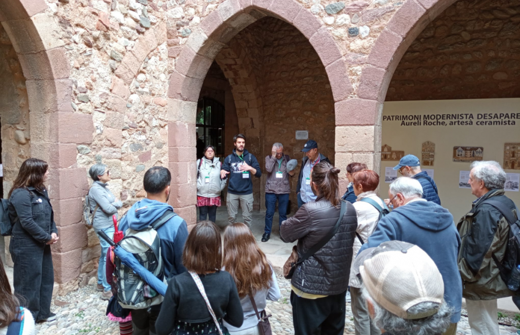 La mestra Teresa Garcia de l'associació Alexandre Gal·lí i el tècnic de comunicació de l'observatori ciutadà RitmeNatura, Gerard Gaya, han fet la introducció i presentació als assistents a la tercera edició del Bioblitz del parc de Vallparadís. Font: Sabina Bianchi