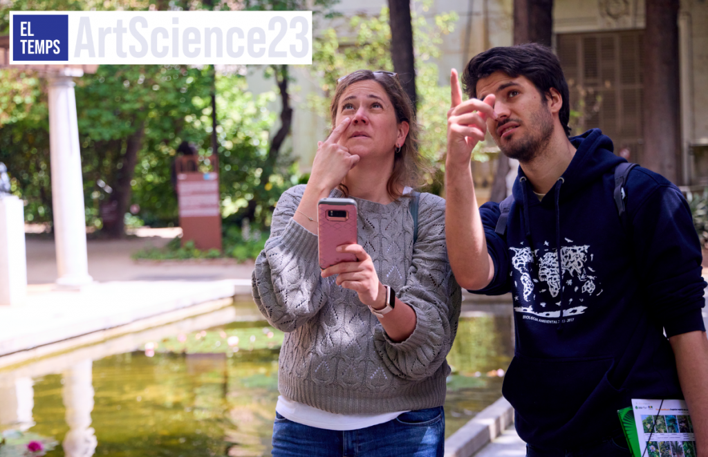 La coordinadora de l'observatori ciutadà RitmeNatura, Ester Prat, i el tècnic de comunicació Gerard Gaya observen la vegetació dels jardins Julio Muñoz Ramonet de Barcelona. Font: Dídac Roger