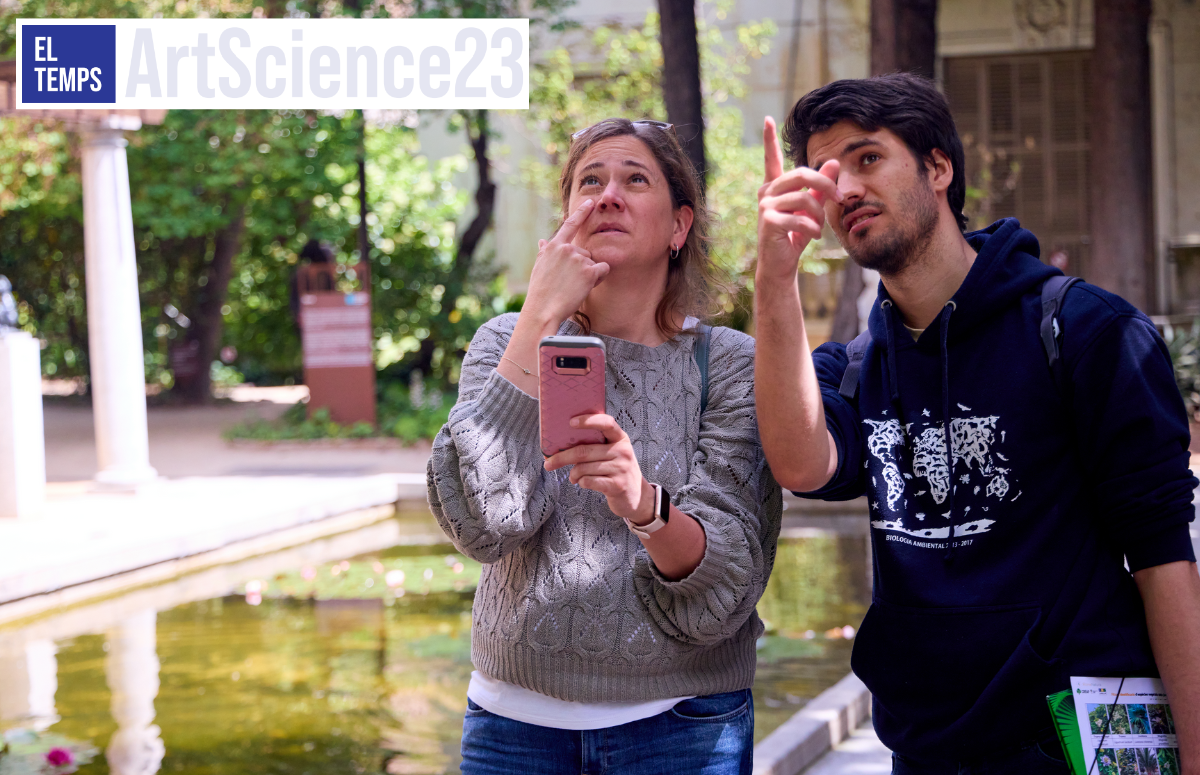 La coordinadora de l'observatori ciutadà RitmeNatura, Ester Prat, i el tècnic de comunicació Gerard Gaya observen la vegetació dels jardins Julio Muñoz Ramonet de Barcelona. Font: La Mandarina de Newton