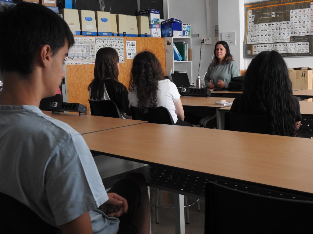 La tècnica d'educació i ciència ciutadana del CREAF, Laura Force, ha coordinat l'acompanyament educatiu realitzat a les 4 escoles verdes que han incorporat RitmeNatura al seu currículum. Font: Pau Guzmán