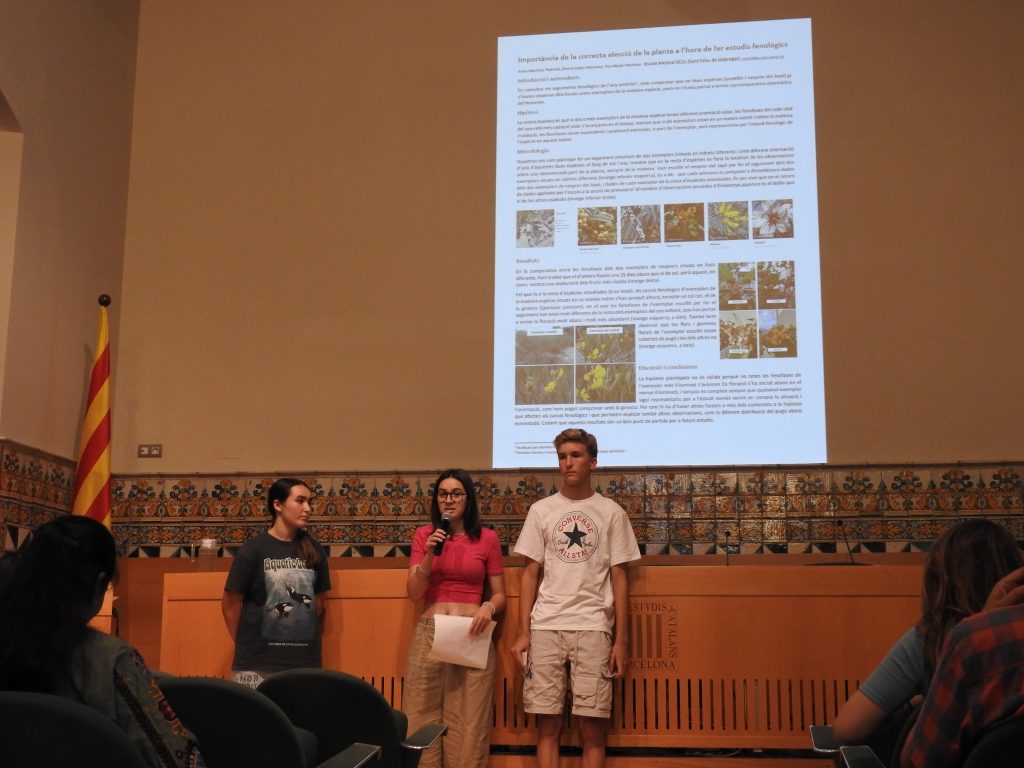 Els alumnes de l'escola Mestral han fet la presentació del primer pòster, sobre la correcta elecció de la planta per a fer observacions fenològiques. Font: Pau Guzmán