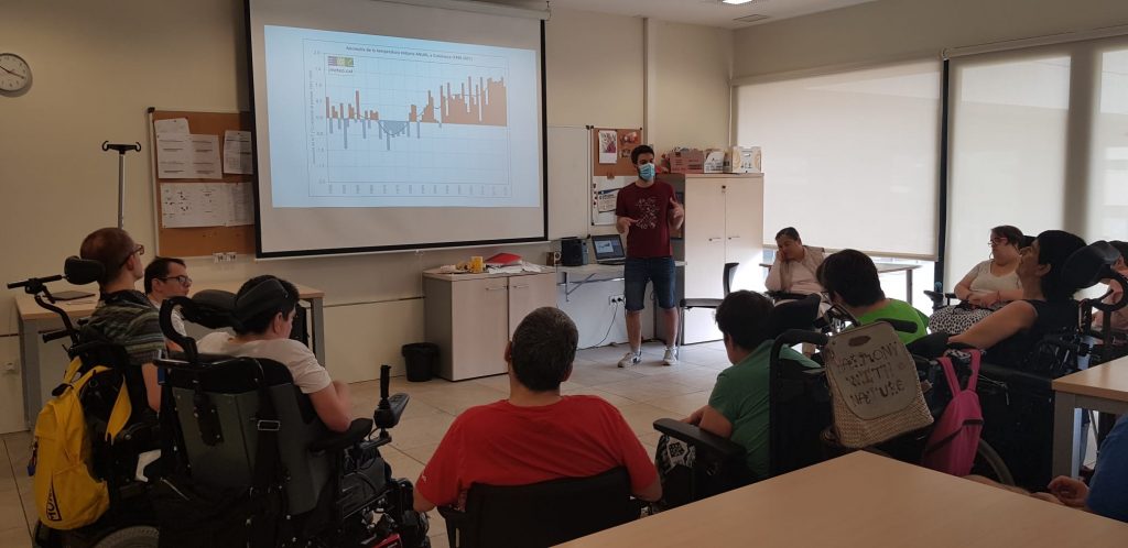 La visita de RitmeNatura a la residència Aspace de Montjuïc ha estat realitzada pel tècnic de comunicació Gerard Gaya i la coordinadora de l'observatori, Ester Prat. Font: Ester Prat.