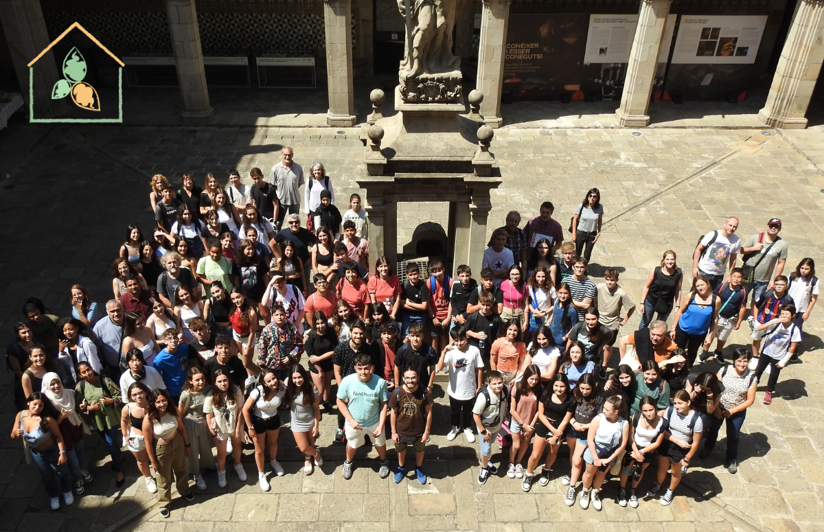 Les explicacions, presentacions i reconexiements de la jornada anual de l'observatori RitmeNatura al 2023, la qual posava punt final al projecte FenoAula, va acabar amb una foto de família al centre del claustre de la seu de l'Institut d'Estudis Catalans a Barcelona. Font: Pau Guzmán