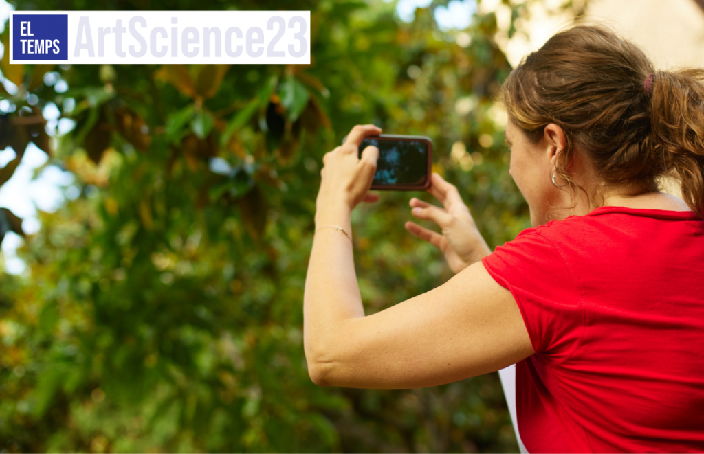 La coordinadora general de RitmeNatura, Ester Prat, practicant l'observació fenològica amb el mòbil en el segon taller de l'observatori al cicle d'activitats #ArtScience23 de la Fundació Julio Muñoz Ramonet. Font: Dídac Roger