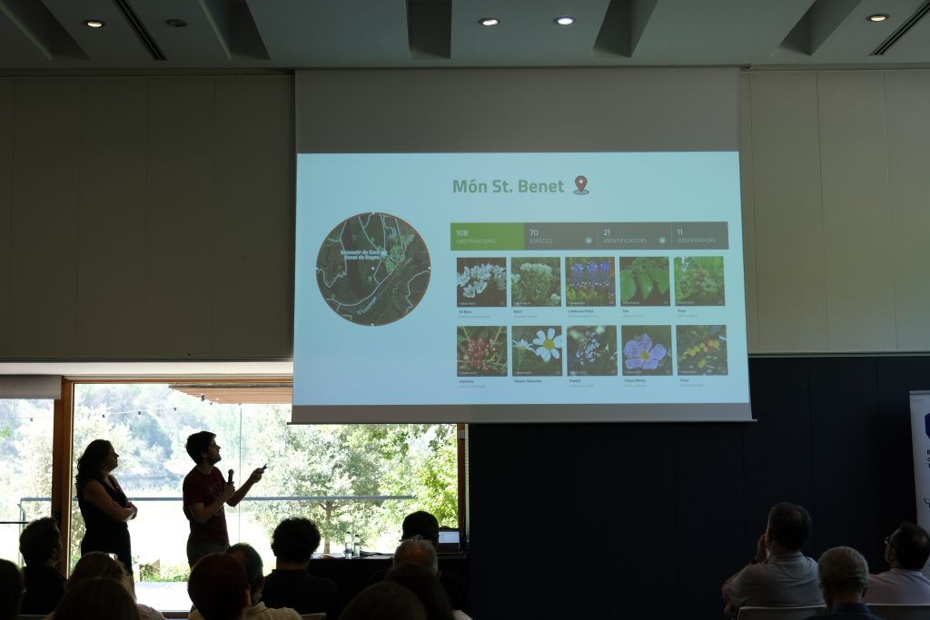 L'equip de RitmeNatura ha aprofitat el taller per a explicar també la importància de tenir espais com Món Sant Benet, on l'observatori ha participat en diversos Bioblitzs en el passat. Font: Marta Llorens