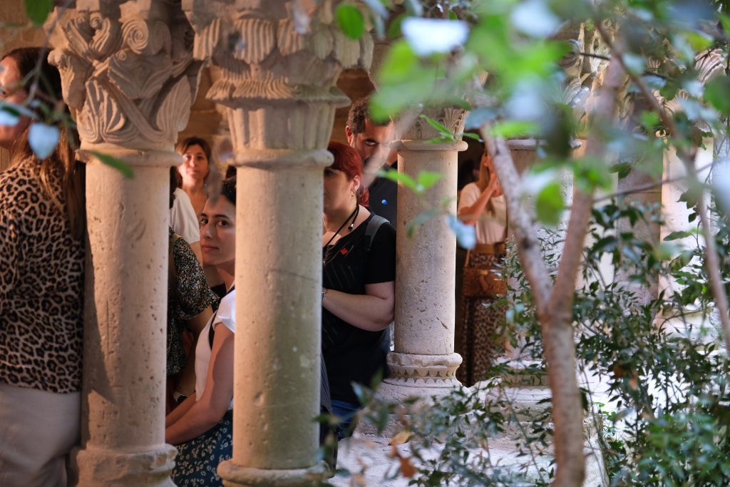 Després del taller de l'observatori ciutadà RitmeNatura, els assistents han pogut gaudir d'una visita guiada pel monestir de Món Sant Benet i un dinar de germanor. Font: Marta Llorens