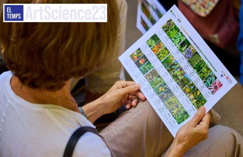 Una assistent al tercer taller de RitmeNatura als jardins Júlio Muñoz Ramonet observa atentament la fitxa identificativa d'espècies vegetals que ha desenvolupat l'observatori en aquest jardí senyorial de Barcelona. Font: Dídac Roger