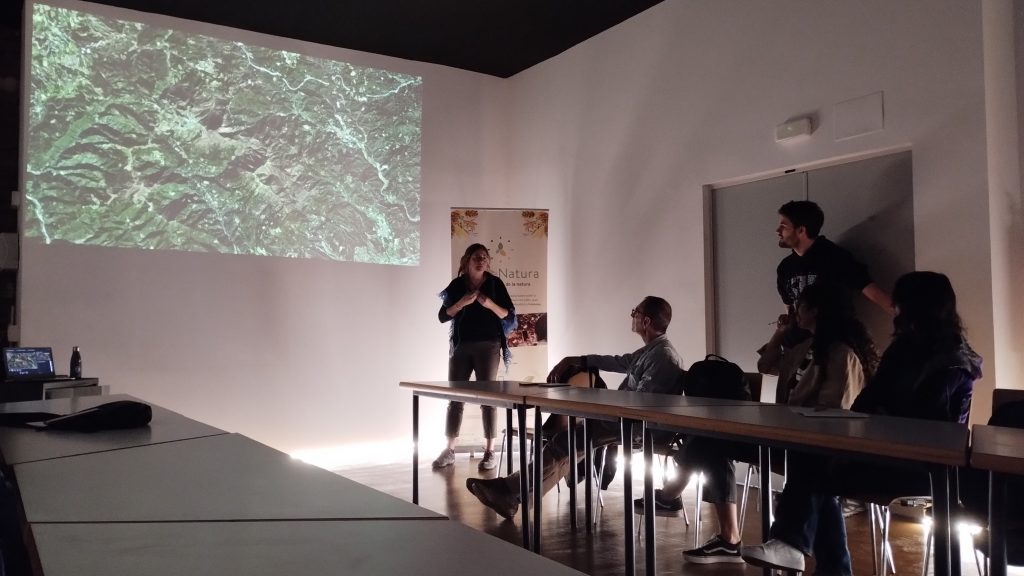 Ester Prat, coordinadora de RitmeNatura, va explicar la trajectòria de l'observatori i els diversos projectes que s'hi han realitzat amb vinculació amb la teledetecció. Font: Voluntariat Ambiental