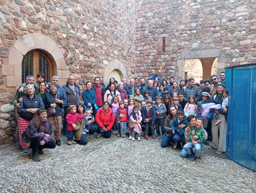 Foto grupal del públic assistent, els organitzadors i els experts naturalistes de la cinquena edició del Bioblitz de Vallparadís. Font: Associació de Mestres Alexandre Gal·lí