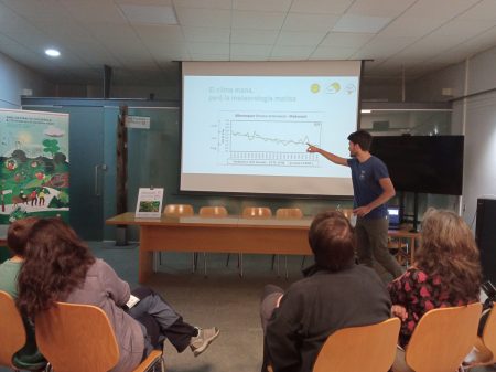 El tècnic de comunicació de RitmeNatura Gerard Gaya explica als assistents al taller del Parc Natural de Collserola la dinàmica fenològica de la maduració dels fruits, cada cop més avançada en el temps per culpa del canvi climàtic. Font: Parc Natural de Collserola.